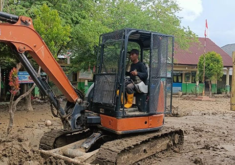 Berpacu dengan Waktu: Kemenag Bireuen Datangkan Excavator Bersihkan Madrasah eksa1.jpg