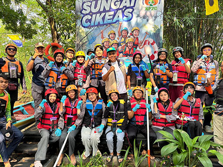 Mahasiswa Universitas Pakuan Bebersih dan Susur Sungai Cikeas puar.jpg